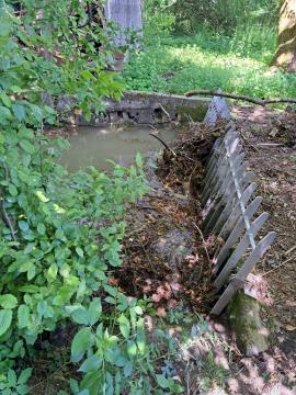 Čiščenje naplavin - odpadki ne sodijo v struge. Foto: HNG